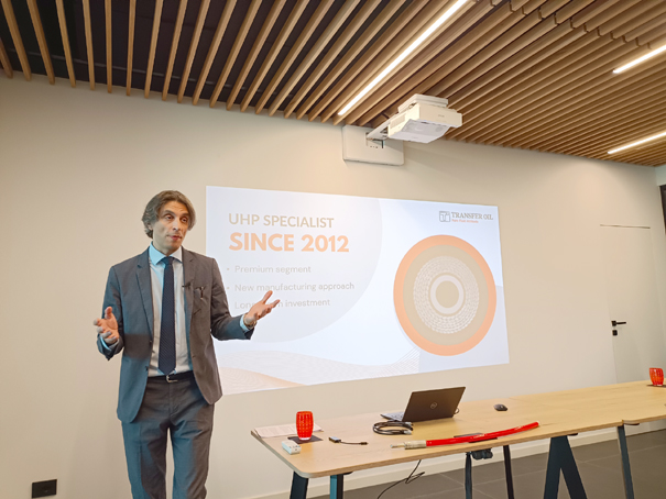 2024意大利佺敖交流照片-Ugo Ferrari (CEO)-縮小.jpg 2024意大利佺敖交流照片-Ugo Ferrari (CEO)-縮小.jpg