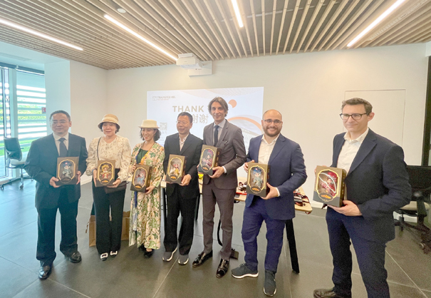 2024意大利佺敖交流現(xiàn)場-贈送紀(jì)念品-縮小.jpg 2024意大利佺敖交流現(xiàn)場-贈送紀(jì)念品-縮小.jpg