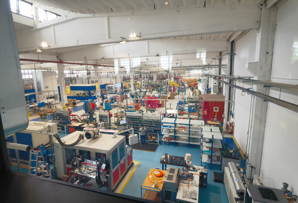 2024意大利佺敖交流現(xiàn)場-工廠生產(chǎn)車間一角-縮小.jpg 2024意大利佺敖交流現(xiàn)場-工廠生產(chǎn)車間一角-縮小.jpg