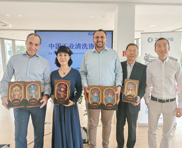 2024德國zilonis交流現(xiàn)場-贈送禮品-縮小.jpg 2024德國zilonis交流現(xiàn)場-贈送禮品-縮小.jpg